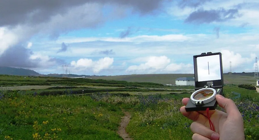 Hand Compass — reference photo
